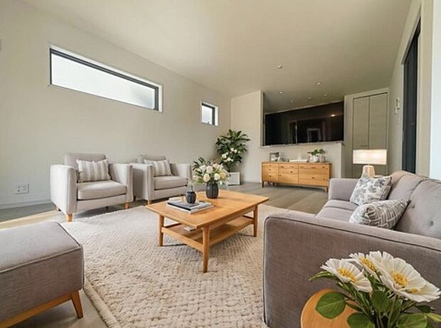 広々とした明るいリビング♪
対面式のオープンキッチンは、家事をしながら家族の様子が一目でわかる安心＆便利設備です♪※家具をCGで加工しています。家具付き販売ではございません。