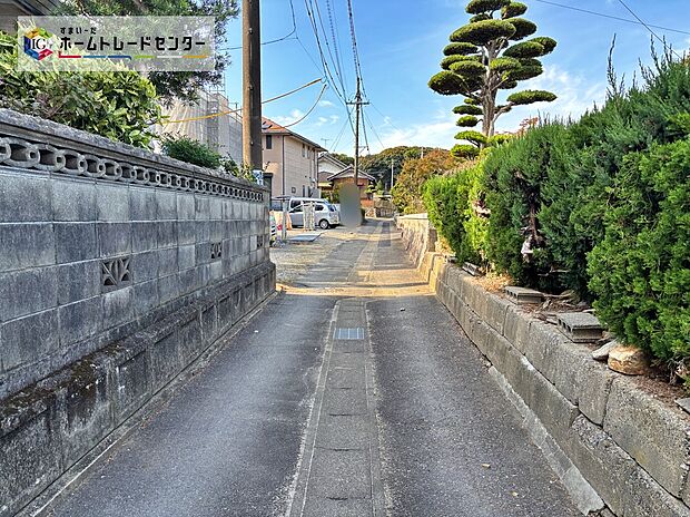 交通量が少ない住宅街なので雨の日でも車の走行音も気になりません。住人以外の車の進入も少なく、小さなお子様を持つご家庭にも安心です◎