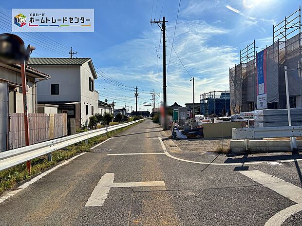 前面道路は交通量の少ない道路です。ゆとりがあり、駐車時もゆっくりと落ち着いて行える立地環境になっています♪