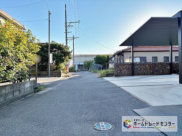前面道路は交通量の少ない道路です。駐車時もゆっくりと落ち着いて行える立地環境になっています♪　　