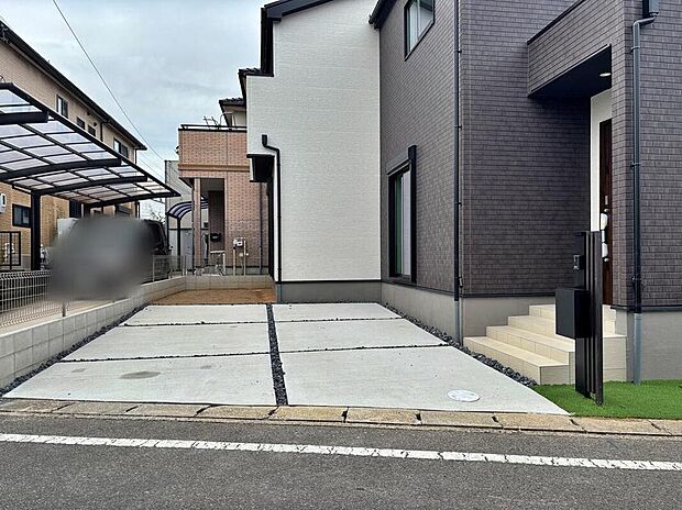 並列で2台駐車可能なカースペースをご用意しております!もちろんご家族分の駐輪スペースとしても使用できます。急な来客でも気兼ねなくお招きできますね♪