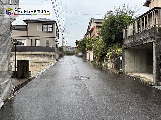 前面道路は交通量の少ない道路です。ゆとりがあり、駐車時もゆっくりと落ち着いて行える立地環境になっています♪