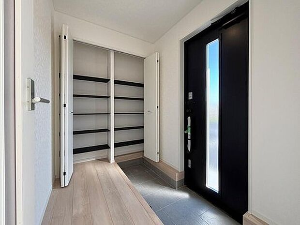 【３号棟】明るくて清潔感溢れる玄関。
便利な下駄箱収納付きです♪
散らかりがちな玄関もすっきりと片付きます。　　　　