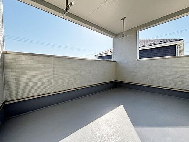 【３号棟】急な天候変化にも安心のインナーバルコニー仕様♪お洗濯だけでなく、ちょっとしたリラックスできる空間になりそうです☆