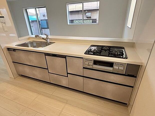 収納力豊富なシステムキッチン。大型スライド収納付きで、すっきり片付けやすいキッチンです。
床下収納もついてたっぷり収納できます♪