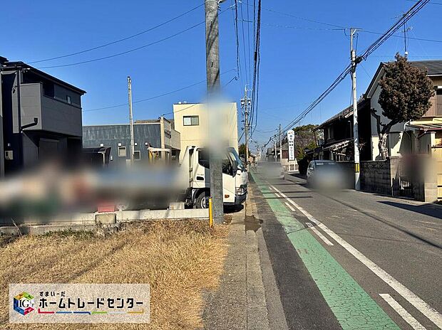 前面道路の幅員は5.9～6.1ｍ。見通しが良く駐車もゆとりをもって行えます♪