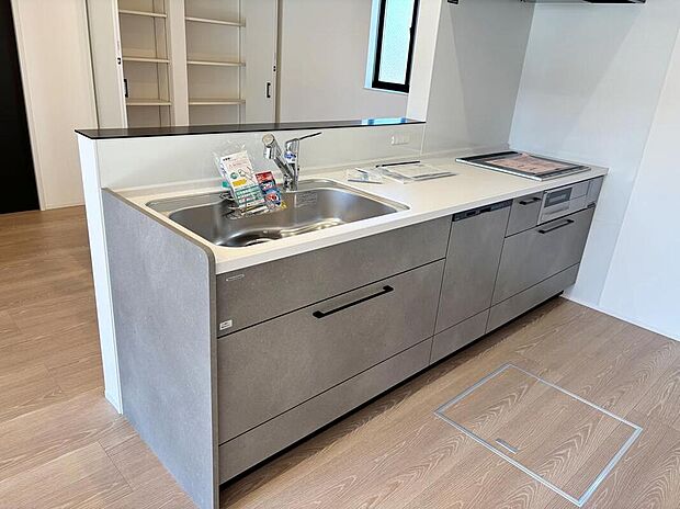 収納力豊富なシステムキッチン。大型スライド収納付きで、すっきり片付けやすいキッチンです。
床下収納もついてたっぷり収納できます♪