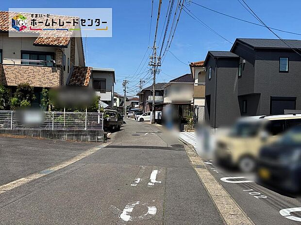 前面道路は交通量の少ない道路です。ゆとりがあり、駐車時もゆっくりと落ち着いて行える立地環境になっています♪
