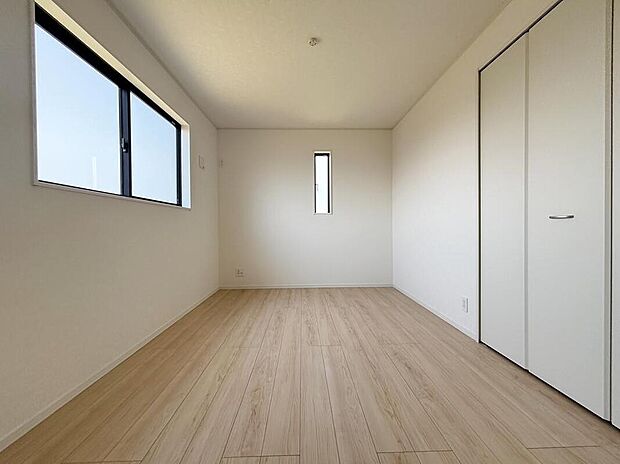 【１号棟】各居室に収納を設けました！
お洋服をたくさんお持ちの方でもたっぷり収納でき、お部屋を最大限広くご活用いただけます♪