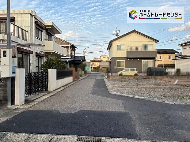 前面道路は閑静な住宅地をはしる車通りの少ない道路。お車の出し入れが苦手な方や小さなお子様にも安心ですね。しっかり舗装もされているので、ベビーカーや自転車で通っても快適に通行できます。