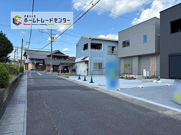 前面道路の幅員は６ｍ。見通しが良く駐車もゆとりをもって行えます♪