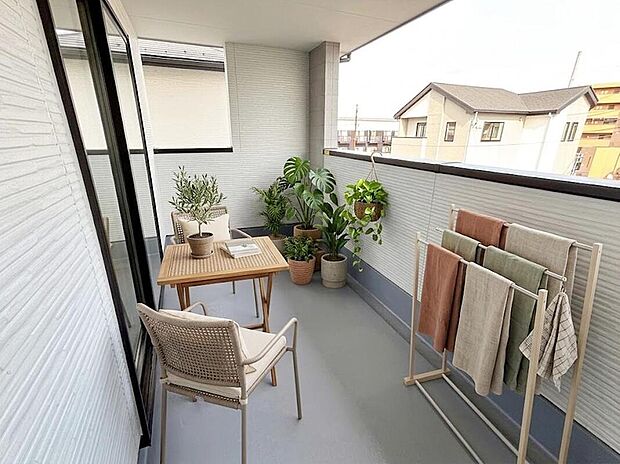 【1号棟】急な天候変化にも安心のインナーバルコニー仕様♪お洗濯だけでなく、ちょっとしたリラックスできる空間になりそうです☆※家具をCGで加工しています。家具付き販売ではございません。