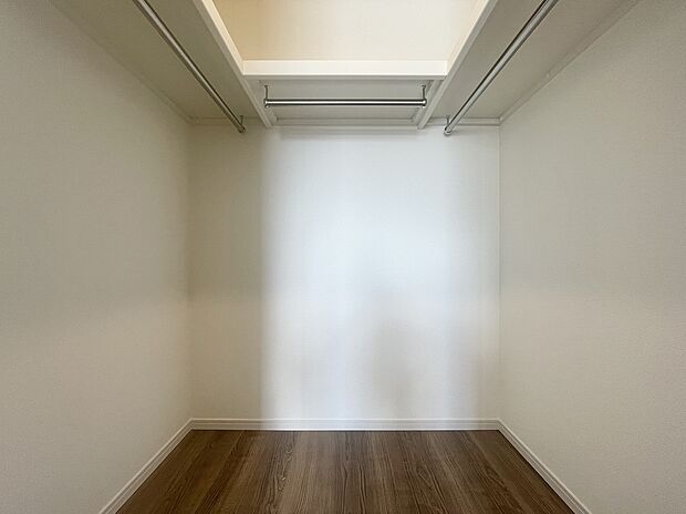 【収納】【２号棟】
２階各居室には大きな荷物も収納可能なウォークインクローゼット付き！
季節ごとの入れ替え不要な嬉しい設備になっています♪