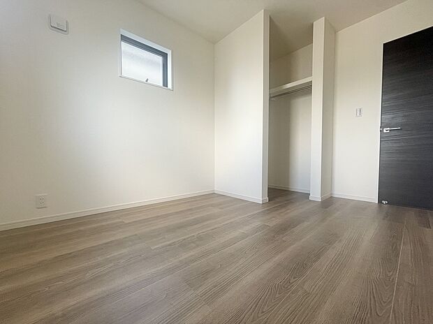 【リビング以外の居室】【２号棟】
家族一人ひとりの大切なプライベート空間。趣味に合わせて使って頂けるようシンプルに仕上げてあります。
※家具をCGで加工しています。