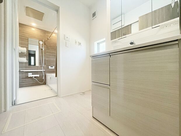 【洗面所】暮らしを快適にする三面鏡仕様の洗面化粧台。
収納力と機能性に優れた使いやすい設備で、忙しい朝の身支度もスムーズに♪