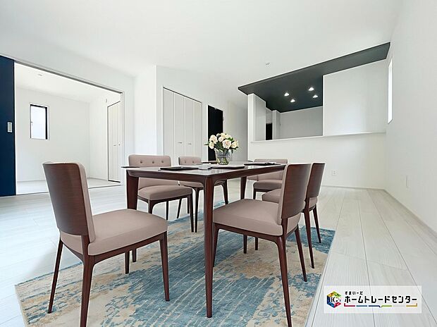 【リビング】広々とした明るいリビング♪
対面式のオープンキッチンは、家事をしながら家族の様子が一目でわかる安心＆便利設備です♪
※家具をCGで加工しています。家具付き販売ではございません。