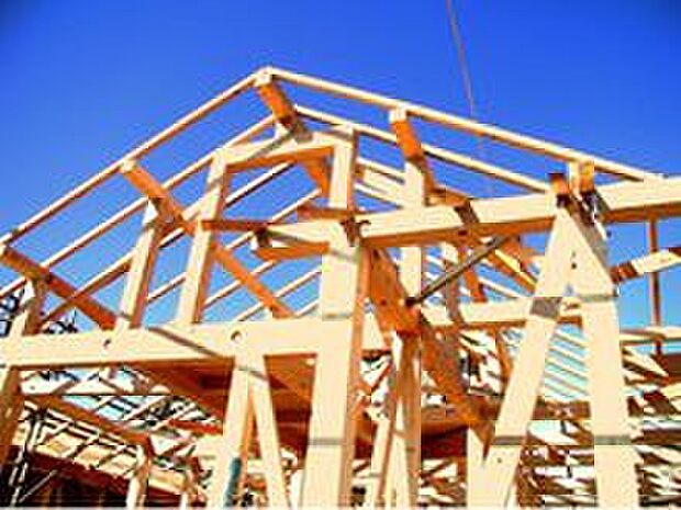 【構造・工法・仕様】日本の風土に調和する伝統的な「木造軸組工法」
常に呼吸し、気候の変化に合わせて微妙に伸縮する木材こそが、高温多湿な日本の気候風土に最適と確信し、木の家つくりにこだわっています。
土台、柱、梁などの住宅の骨格を木の軸で造る工法で、1000年以上にわたり、改良・発達を繰り返してきました。