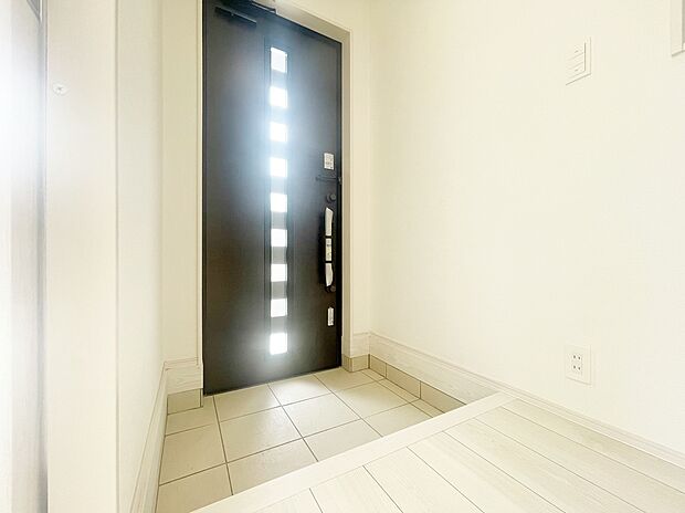 【玄関】住まう人も来客も入った時にワクワクさせてくれるオシャレな玄関♪
収納もたっぷりあるので、靴がたくさんあっても安心！
気持ちの良い朝は、毎日ここからスタートしていきます♪