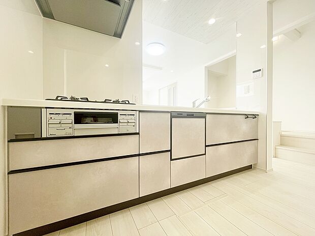 【キッチン】収納力豊富なシステムキッチン。大型スライド収納付きで、すっきり片付けやすいキッチンです。
床下収納もついてたっぷり収納できます♪