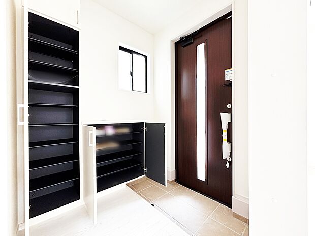 【玄関】明るくて清潔感溢れる玄関。
便利な下駄箱収納付きです♪
散らかりがちな玄関もすっきりと片付きます。
