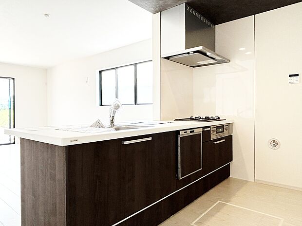 【キッチン】キッチンワークしながら大切な家族との会話を楽しめる、家族のコミュニケーションが生まれる対面式のオープンキッチンです♪