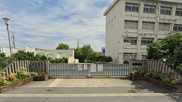 豊田市立衣丘小学校（約562m）