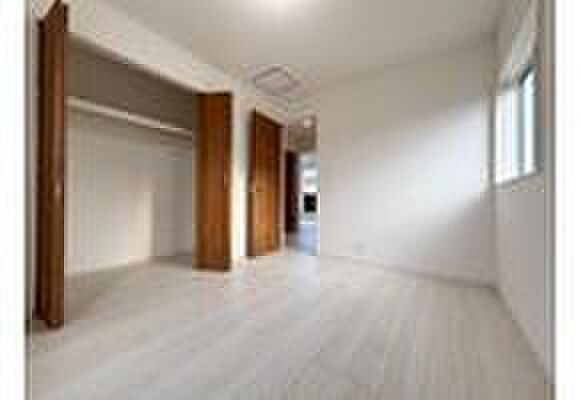 【リビング以外の居室】日当たりもよく、充分な広さと収納機能を備えた部屋はお子様の自発性と成長を促します。お子様の成長を支える、勉強や好きなことに没頭する学びの空間にどうぞ。