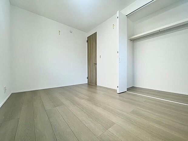 【リビング以外の居室】【1号棟】
広々とした居住空間は日々の暮らしを彩り、心のやすらぎと満足感を与えてくれます。