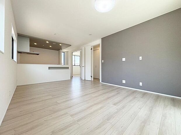 【リビング】心地よい明るい雰囲気のリビング♪採光は良好です!
家族団らんの時間も増えそうなくつろぎの場所になりそうです♪