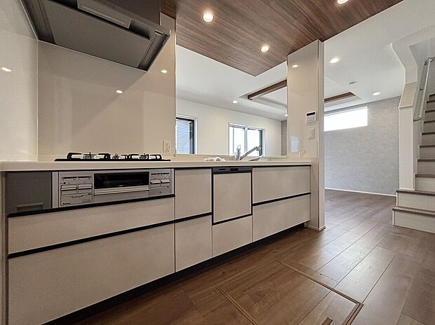 【キッチン】【１号棟】キッチンワークしながら大切な家族との会話を楽しめる、家族のコミュニケーションが生まれる対面式のオープンキッチンです♪