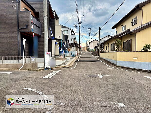【前面道路含む現地写真】前面道路は５．４ｍの見通しの良い道路です