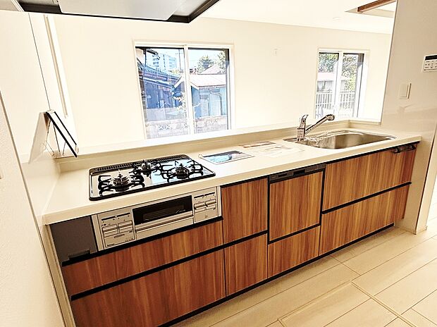 【キッチン】本を読みながら料理をしたり、家族とコミュニケーションを取りながら家事をしたり。毎日必ず使い、案外長い時間を過ごす場所だからこそ妥協したくない部分ですね♪