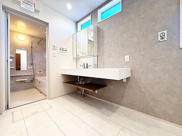 【洗面所・洗面室】ゆとりの洗面スペースで朝の身支度も快適スムーズに。3面鏡で髪のセットやお化粧もストレスなくこなせ、朝から気分良く通勤通学に向かえそうですね!鏡の裏や可動式棚など収納スペースがたっぷり!