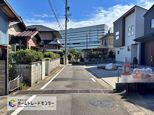 【前面道路を含む現地写真】前面道路は交通量の少ない道路です。ゆとりがあり、駐車時もゆっくりと落ち着いて行える立地環境になっています♪ 車種により3台駐車可能な敷地内駐車場付き!家族分安心して駐車できます♪