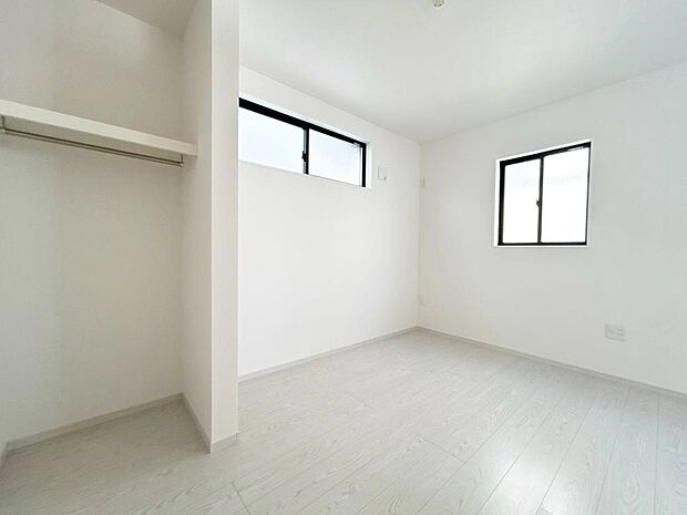 【収納】各居室に収納を設けました！
お洋服をたくさんお持ちの方でもたっぷり収納でき、お部屋を最大限広くご活用いただけます♪

