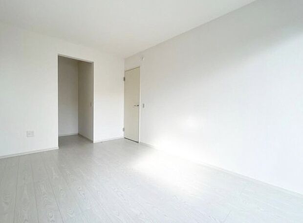 【リビング以外の居室】家族一人ひとりの大切なプライベート空間。趣味に合わせて使って頂けるようシンプルに仕上げてあります。暮らし心地を大きく左右する収納を、適材適所に配置し使い勝手を考慮しました。