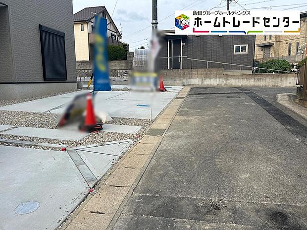 【前面道路含む現地写真】前面道路は交通量の少ない道路です。ゆとりがあり、駐車時もゆっくりと落ち着いて行える立地環境になっています♪　　