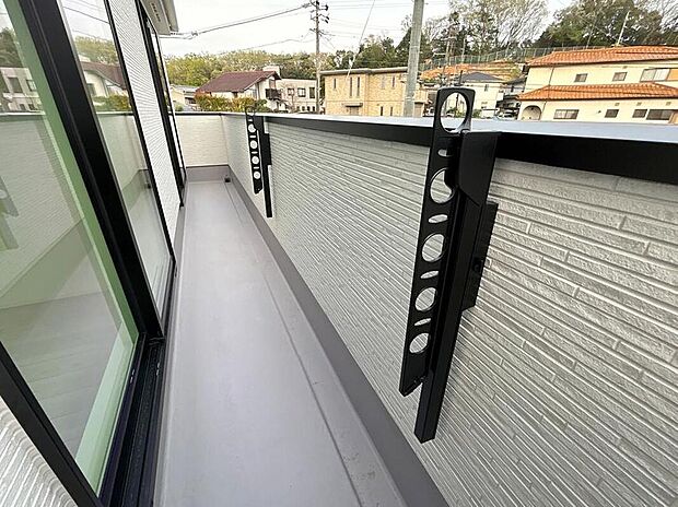 【バルコニー】家族分の洗濯物もしっかり干せます。日当たりも良く、毎日のお洗濯が楽しくなりそう♪お布団は手軽に干せていつもポカポカに☆