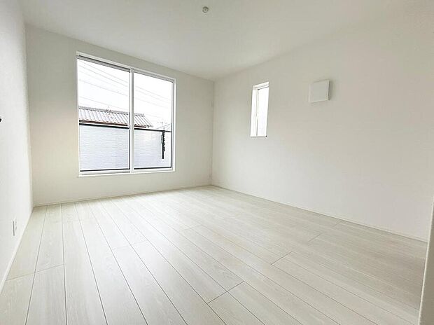 【リビング以外の居室】２面採光を施した為、晴れの日の日中はいつも明るい室内に。
窓を開放すれば気持ちの良い風が入り込んできます。