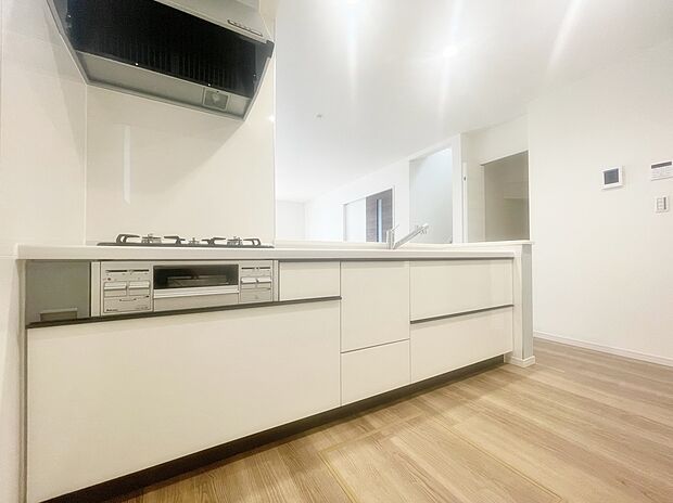 【キッチン】収納力豊富なシステムキッチン。大型スライド収納付きで、すっきり片付けやすいキッチンです。
床下収納もついてたっぷり収納できます♪