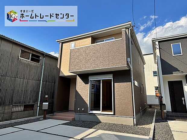 【現地外観写真】ブラウンを基調にした外観は、あたたかみがあり落ち着いた雰囲気です。建築中の現地で構造説明会を開催しております☆お気軽にお問い合わせください♪