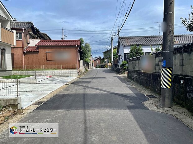 【前面道路含む現地写真】前面道路は5.1ｍ。交通量の少ない道路です。ゆとりがあり、駐車時もゆっくりと落ち着いて行える立地環境になっています♪　　