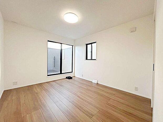 【リビング以外の居室】晴れの日の日中は日差しが差し込み、明るい室内に。
お子様の遊び部屋や書斎等、アイディア次第で使い勝手のよいお部屋になります♪