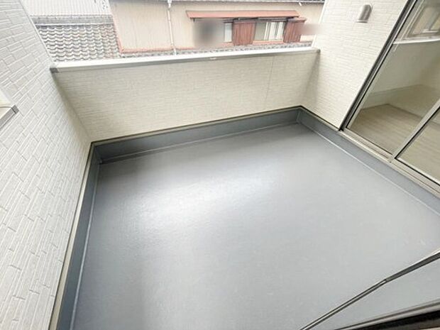 【バルコニー】【１号棟】
急な天候変化にも安心のインナーバルコニー仕様♪お洗濯だけでなく、ちょっとしたリラックスできる空間になりそうです☆