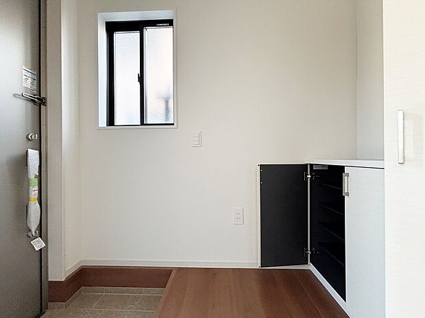 【玄関】【１号棟】明るくて清潔感溢れる玄関。
便利な下駄箱収納付きです♪
散らかりがちな玄関もすっきりと片付きます。　　　　　　