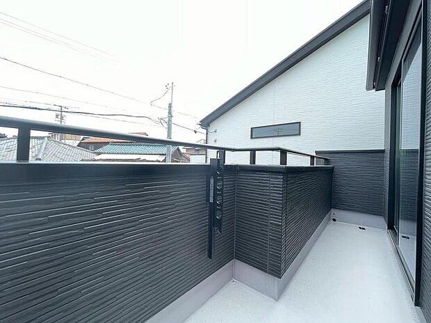 【バルコニー】家族分の洗濯物もしっかり干せます。日当たりも良く、毎日のお洗濯が楽しくなりそう♪お布団は手軽に干せていつもポカポカに☆