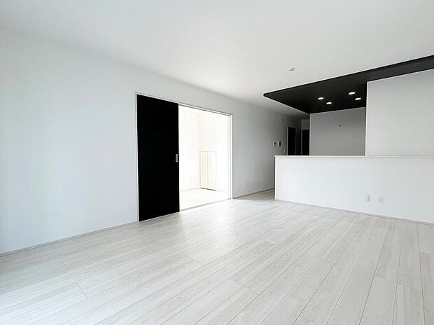 【リビング】心地よい明るい雰囲気のリビング♪採光は良好です!
家族団らんの時間も増えそうなくつろぎの場所になりそうです♪