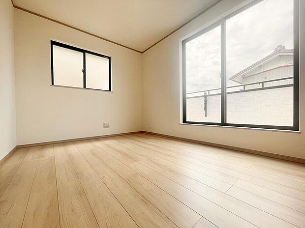 【リビング以外の居室】２面採光を施した為、晴れの日の日中はいつも明るい室内に。
窓を開放すれば気持ちの良い風が入り込んできます。