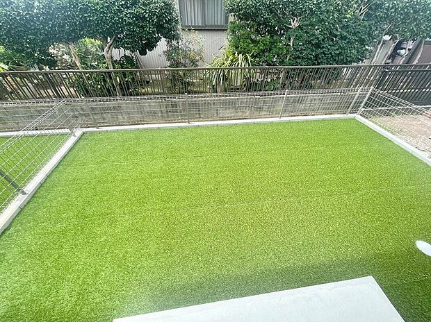 【庭】お庭がございます♪
小さなお子様の遊び場や、ガーデニングなどお好みにお楽しみいただけます♪