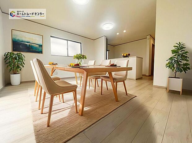 【リビング】ご家族みんなで長い時間を過ごすリビングは一番居心地のいいものであって欲しいですね。開放感のある広々リビングに光と風を呼び込みます。
※家具をCGで加工しています。家具付き販売ではございません。